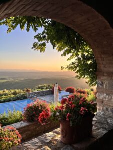 Toskańska willa z prywatnym basenem otoczona malownicznymi wzgórzami