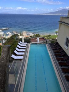 Basen infinity w luksusowym hotelu z widokiem na morze na Wybrzeżu Amalfi